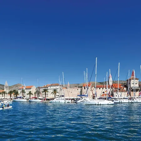 Дом отдыха Four-bedroom In Zedno *