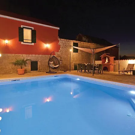 Дом отдыха Four-bedroom In Zedno *