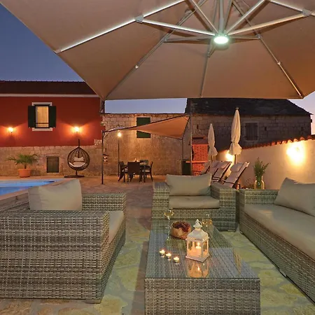 Four-bedroom In Zedno Дом отдыха Трогир