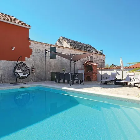 Four-bedroom In Zedno Дом отдыха *