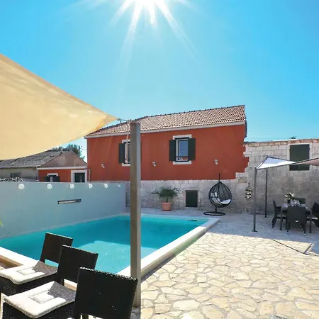 Дом отдыха Four-bedroom In Zedno *