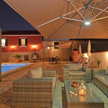 Four-bedroom In Zedno Дом отдыха Трогир